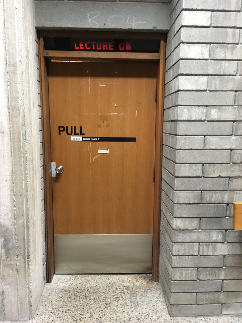 Alternative entrance through the door shown in the next pic.